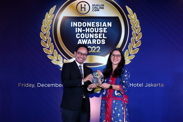Alicia Lisda Yunita selaku tim leader In House Counsel Lemonilo saat menerima penghargaan dalam acara Indonesian In House Counsel Awards 2022. Foto: RES