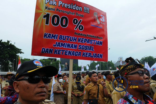 Masa Perangkat Desa Indonesia Geruduk Gedung DPR RI 1.jpg