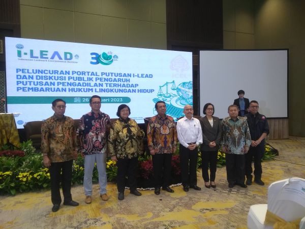 Ketua MA M. Syarifuddin (tengah) bersama narasumber lain usai acara Peluncuran Portal Putusan I-Lead dan Diskusi Publik Pengaruh Putusan Pengadilan Terhadap Pembaruan Hukum Lingkungan Hidup di Jakarta, Kamis (26/1/2023). Foto: ADY 
