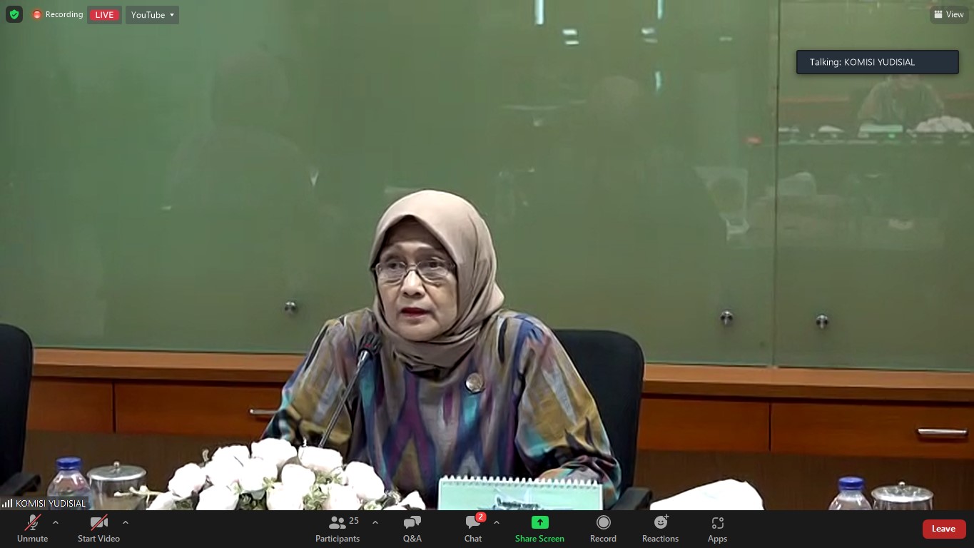 Komisioner KY Bidang Rekrutmen Hakim Siti Nurdjanah saat mengumumkan tahapan seleksi CHA dan Ad Hoc HAM, Jumat (27/1/2023). Foto: ADY