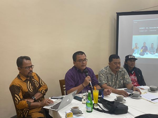 Senior Partner INTEGRITY Law Firm Prof Denny Indrayana bersama perwakilan Sawit Watch dalam konferensi pers kasus pengalihan kawasan hutan di Kalimantan Selatan, Senin (30/1/2023). Foto: ADY 