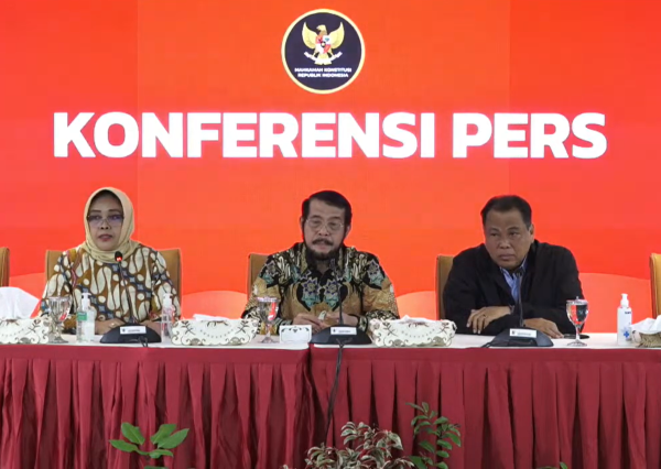 Ketua MK Anwar Usman (tengah) didampingi Hakim Konstitusi Prof Enny Nurbaningsih dan Prof Arief Hidayat saat konferensi pers menyikapi isu perubahan isi putusan, Senin (30/1/2021). Foto: FKF