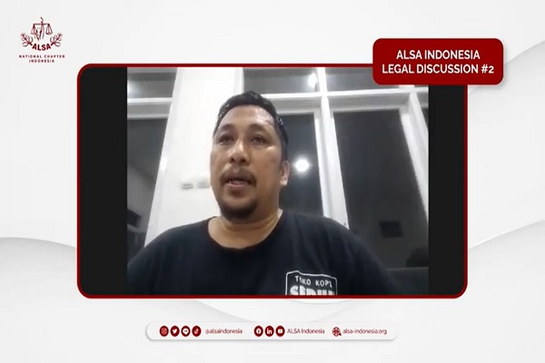 Dosen FH Universitas Andalas Feri Amsari dalam dalam diskusi ALSA Indonesia Legal Discussion #2 bertema 'Penerbitan Perppu Cipta Kerja: Antara Urgensi dan Legalitas', Senin (30/1/2023). Foto: ADY 