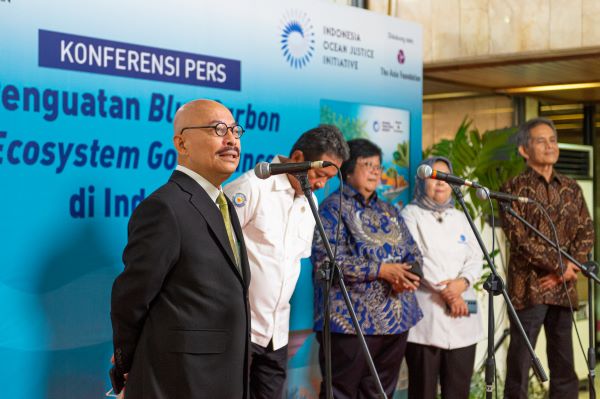 CEO IOJI Mas Achmad Santosa bersama Menteri Siti Nurbaya Bakar dan Sakti Wahyu Trenggono usai seminar peluncuran hasil studi ekosistem karbon biru di Indonesia, Senin (30/1/2023). Foto: Istimewa