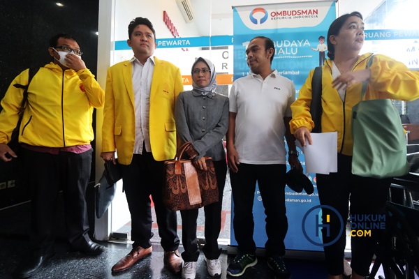 Keluarga M. Hasya Athallah Saputra (Hasya), didampingi penasihat hukumnya Gita Paulina tiba Kantor Ombudsman RI, di Jl Rasuna Said Jakarta, Selasa (31/1. Foto: RES