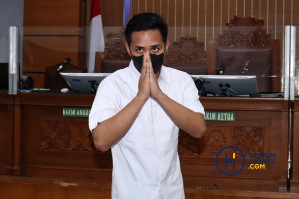 Terdakwa Richard Eliezer atau Bharada E saat hendak menjalani sidang tuntutan di PN Jakarta Selatan, Rabu (18/1/2023). Foto: RES