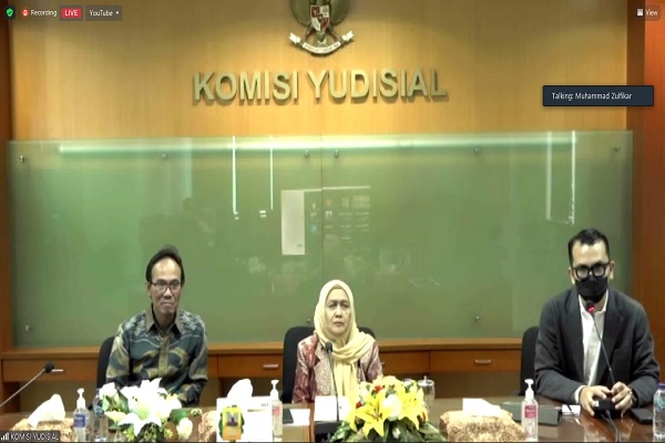 Komisioner KY Bidang Rekrutmen Hakim Siti Nurdjanah (tengah) saat Pengumuman Kelulusan Seleksi Calon Hakim Agung dan Calon Hakim Ad Hoc HAM pada MA, Jumat (3/2/2023). Foto: ADY