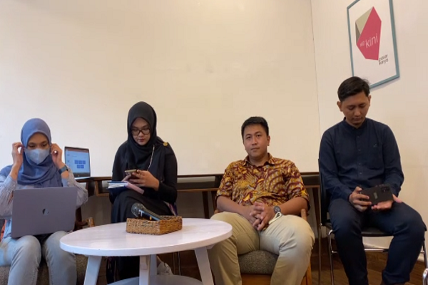 Dari kiri- ke kanan: Beyrra Triasdian, Grita Anindyarini, Deon Arinaldo, dan Hadi Priyanto dalam konferensi pers bertema 'Salah Arah RUU EBET', Senin (6/2/2023). Foto: Istimewa
