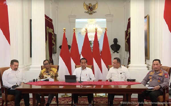 Presiden Jokowi menyampaikan konferensi pers untuk menanggapi penurunan Indeks Persepsi Korupsi (IPK) Indonesia 2022. Foto: Setkab