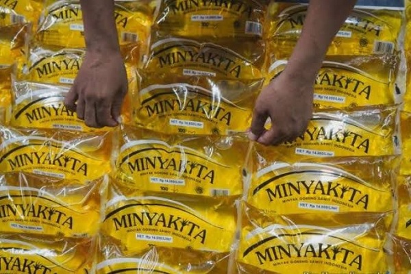 Minyak bersubsidi merek MinyaKita sulit ditemui di pasaran. Foto: KPPU