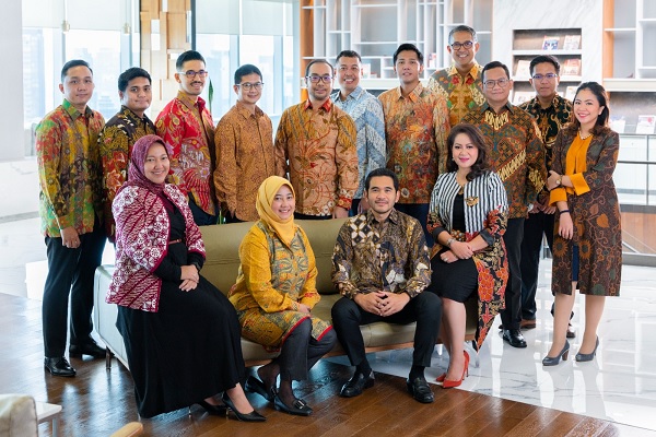 Keluarga Besar PricewaterhouseCoopers (PwC) Legal Indonesia saat berfoto bersama. Foto: Istimewa 