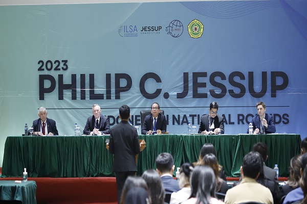 Ketua Kamar Perdata MA I Gusti Agung Sumanatha (tengah) terlibat dalam babak final putaran nasional Philip C. Jessup 2023 sebagai President of the Court. Foto: RES 