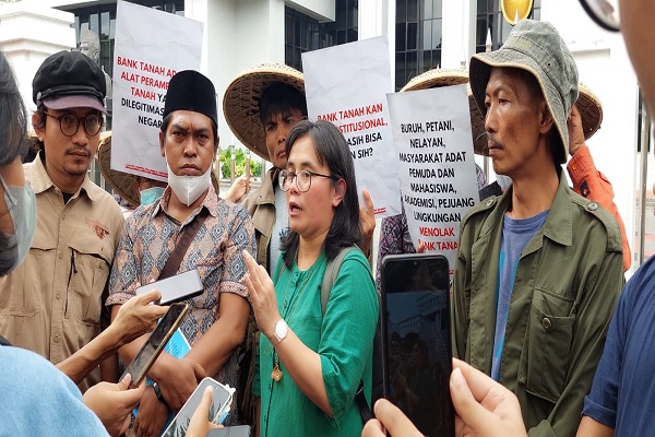 Anggota Koalisi dari KPA Dewi Kartika (tengah) usai mendaftarkan pengujian PP Bank Tanah di Gedung MA, Senin (13/2/2023). Foto: Istimewa