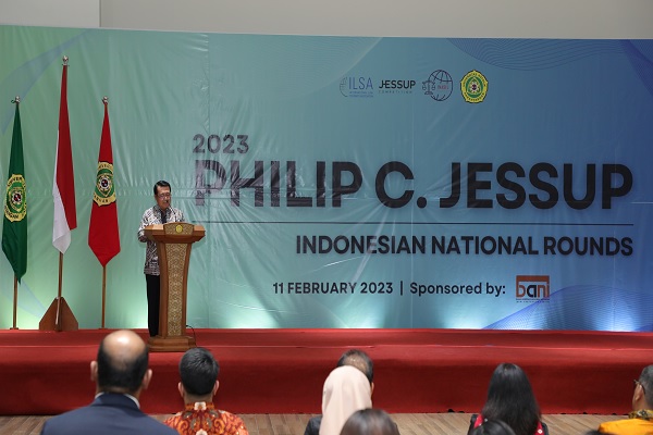 Ketua MA M. Syarifuddin saat memberi sambutan di putaran nasional Philip C. Jessup 2023, Sabtu, (11/2/2023) di gedung Pusat Pembelajaran Arntz Geise Universitas Katolik Parahyangan (UNPAR). Foto: Humas MA
