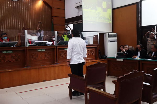 Terdakwa Ferdy Sambo berdiri mendengarkan pembacaan amar putusan pidana mati oleh Majelis Hakim PN Jakarta Selatan, Senin (13/2/2023). Foto: RES
