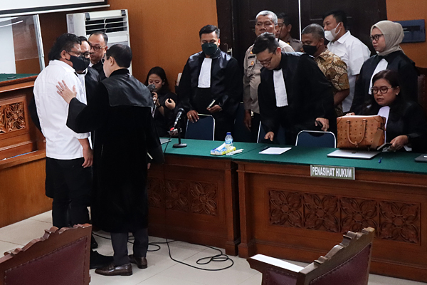 Terdakwa Ferdy Sambo saat berkonsultasi dengan Tim Penasihat Hukum usai pembacaan vonis mati di PN Jakarta Selatan, Senin (13/2/2023). Foto: RES  