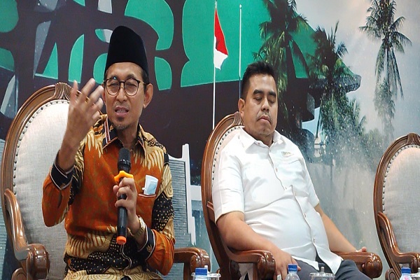  Kiri-kanan: Anggota Komisi VIII Bukhori Yusuf, Sekjen AMPHURI Faried Aljawi. Foto: Istimewa