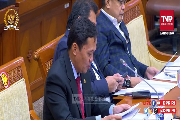 Habiburokhman saat membacakan pandangan Komisi III atas Perubahan Keempat UU MK dalam rapat kerja dengan pemerintah, Rabu (15/2/2023). Foto: Tangkapan layar youtube.
