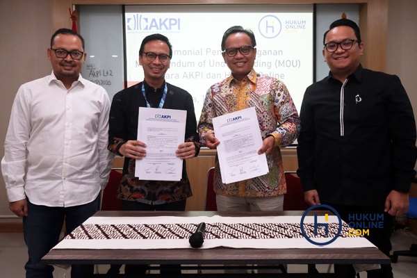 Penandatanganan kerja sama dalam bidang publikasi antara Chief of Engagement & Media Hukumonline Amrie Hakim dan Ketua Umum dan Sekjen AKPI, Imran Nating serta Nien Rafles Siregar di Jakarta, Jumat (17/2/2023). Foto: RES