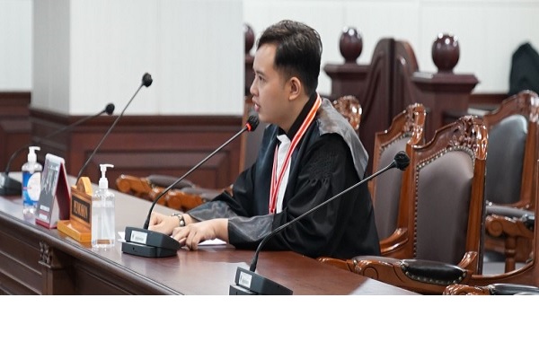 Zico Leonard Djagardo Simanjuntak saat membacakan permohonan pengujian UU MK di ruang sidang MK, Kamis (16/2/2023). Foto: Humas MK 