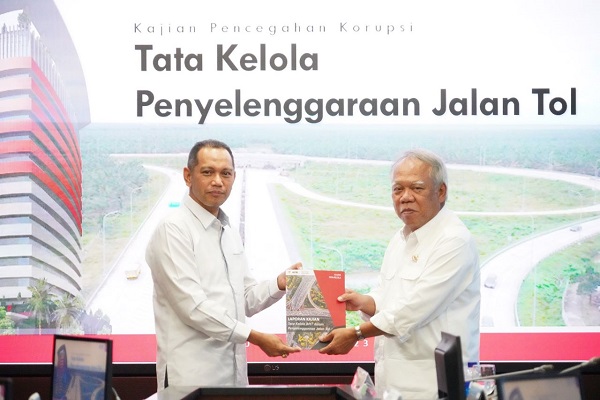 Wakil Ketua KPK Nurul Ghufron menyerahkan hasil kajian tata kelola penyelenggaraan jalan tol kepada Menteri PUPR Basuki Hadimuljono ,  Senin (20/2/2023). Foto: Istimewa