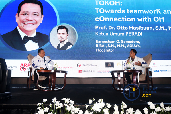 Ketua Umum DPN PERADI Prof Otto Hasibuan (kiri) dalam acara National Conference of Indonesian Young Lawyers 2023, Jumat (24/2/2023). Foto: RES 