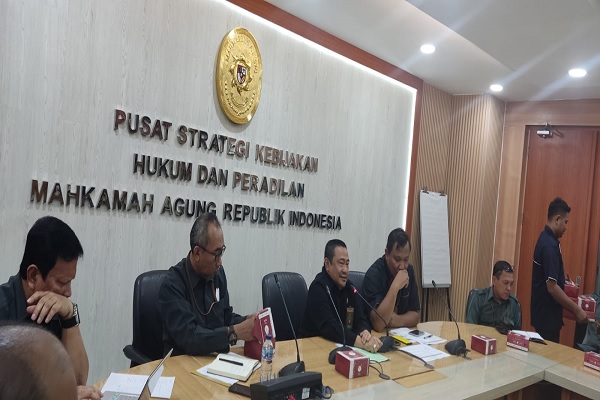 Kapuslitbang MA Dr. Andi Akram (tengah) dalam Rapat Bimbingan Teknis Penyusunan Naskah Kebijakan, Naskah Kebijakan dan Naskah Urgensi Tahun Anggaran 2023, Rabu (15/2/2023). Foto: Humas MA 