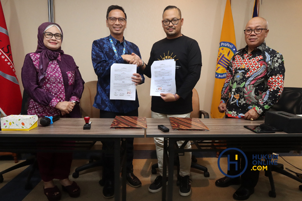 DPP ASAHI dan Hukumonline secara resmi telah menandatangani nota kesepahaman terkait kerja sama bidang publikasi di Jakarta, Jumat (3/3/2023). Foto: FES