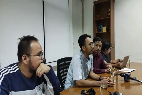 Wakil Ketua Bidang Advokasi dan Jaringan YLBHI Arif Maulana (tengah) saat konfrerensi pers menyikapi putusan PN Jakarta Pusat terkait penundaan pemilu, Jumat (3/3/2023). Foto: ADY 