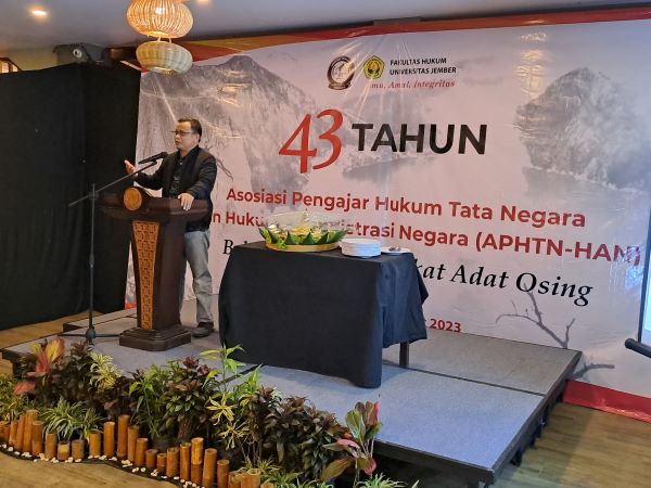 Ketua Umum APHTN-HAN M.Guntur Hamzah menyampaikan sambutan dalam syukuran HUT ke-43 APHTN-HAN, Jumat (3/3/2023) di Banyuwangi. Foto: NEE
