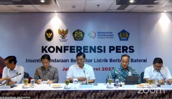 Konferensi pers terkait dengan insentif KBLBB di Jakarta, Senin (6/3). Foto: FNH