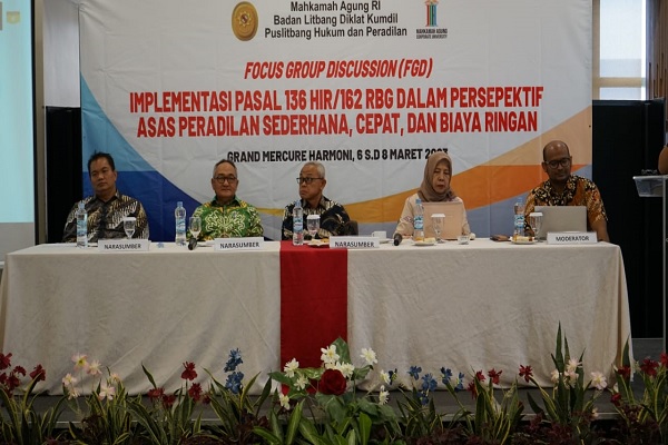 Samuel MP Hutabarat, Yasardin, Pri Pambudi Teguh, Prof Efa Laela Fakhriah dalam FGD tentang Implementasi Pasal 136 HIR/162 RBg, Selasa (7/3/2023). Foto: Istimewa  