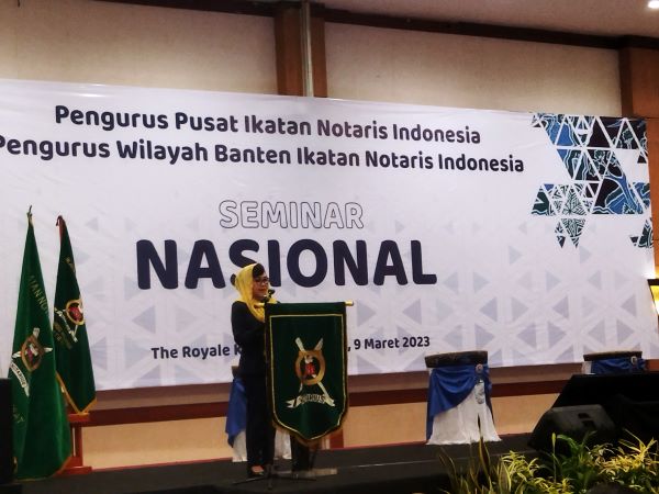 Ketua Umum PP INI Yualita Widyadhari saat memberi sambutan dalam Seminar Nasional di The Royale Krakatau Hotel Cilegon, Kamis (9/3/2023). Foto: FKF