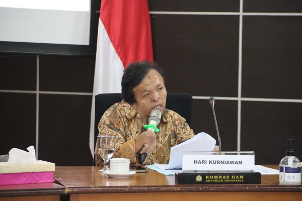 Komisioner Komnas HAM Hari Kurniawan saat konferensi pers di Gedung Komnas HAM, Sabtu (11/03/2023) pekan kemarin. Foto: Istimewa