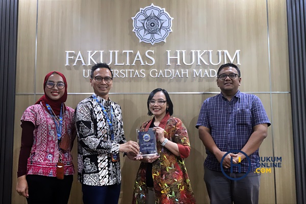 FH UGM menerima penghargaan Top Indonesian Law School for Law Firm Leaders Ranking 2022 dari Hukumonline. Foto: RES