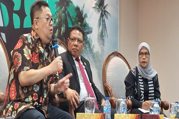 Kiri ke kanan: Anggota Komisi VI DPR Darmadi Durianto,  Kepala Badan Keahlian DPR  Inosentius Samsul dan Kepala Bidang Pengaduan YLKI Sularsi dalam sebuah diskusi di Komplek Gedung Parlemen, Selasa (14/3/2023). Foto: Istimewa
