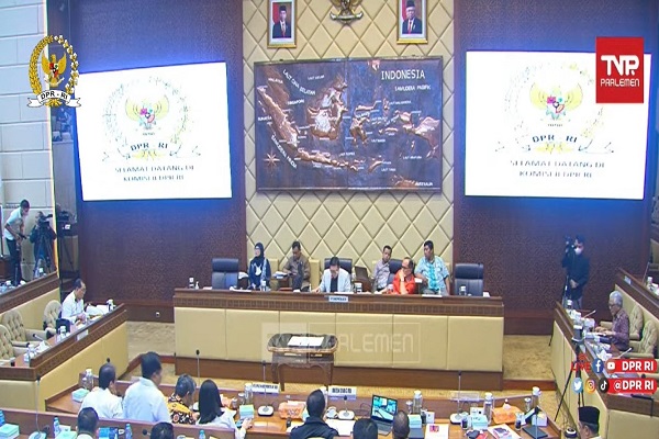 Suasana rapat kerja antara Komisi II dengan Kementerian Dalam Negeri di Komplek Gedung Parlemen, Rabu (15/3/2023). Foto: hasil tangkapan layar youtube