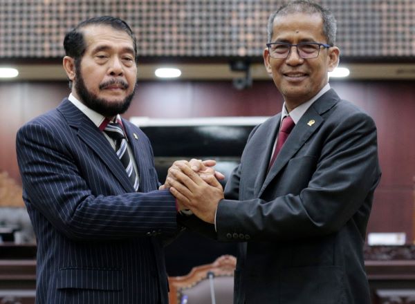 Ketua dan Wakil Ketua terpilih periode 2023-2028, Anwar Usman dan Saldi Isra usai pemilihan di Ruang Sidang Pleno MK, Rabu (15/3/2023). Foto: Humas MK  