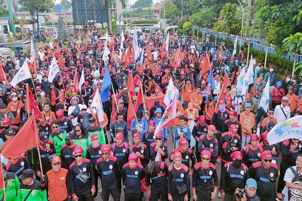 Demonstrasi buruh menolak Permenaker  5/2023 di Depan Gedung Kemnaker. Foto: Istimewa