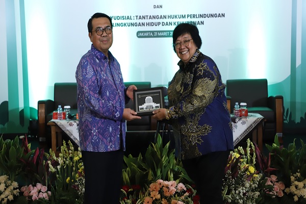 Ketua MA Prof. M. Syarifuddin dan Menteri Lingkungan Hidup dan Kehutanan Prof. Siti Nurbaya Bakar. Foto: Humas MA 