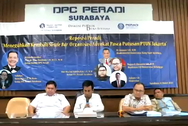 Diskusi publik YLC DPC Peradi Surabaya bertema Reposisi Peradi: Meneguhkan Kembali Single Bar Organisasi Advokat Pasca Putusan PTUN Jakarta pada Selasa (29/3). Foto: istimewa. 