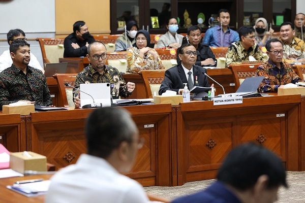 Menkopolhukam Moh Mahfud MD saat rapat dengan Komisi III DPR, Rabu (29/3/2023). Foto: RES