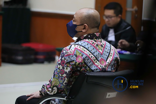 Teddy Minahasa mendengarkan penuntut umum membacakan requisitornya di PN Jakarta Barat, Kamis (30/3/2023). Foto: RES