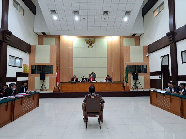 Terdakwa Haris Azhar saat menjalani sidang perdana kasus pencermaran baik di Pengadillan Negeri Jakarta Timur, Senin (3/4/2023). Foto: Istimewa