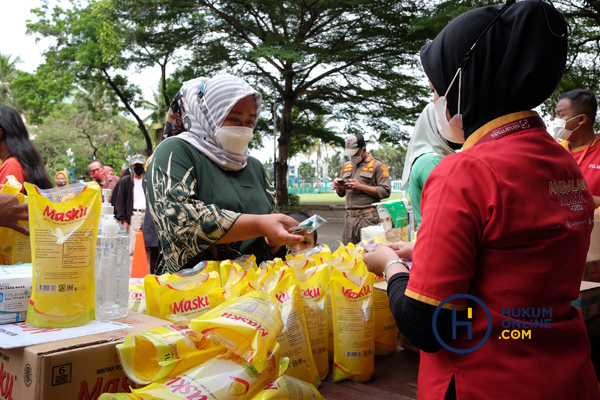 Warga antusias membeli minyak goreng murah di saat hara minyak goreng mahal di pasaran. Foto: RES