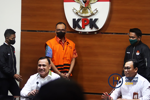 Ketua KPK Firli Bahuri dalam keterangan pers penetapan tersangka dan penahanan RAT di Gedung KPK, Senin (3/4/2023). Foto: RES