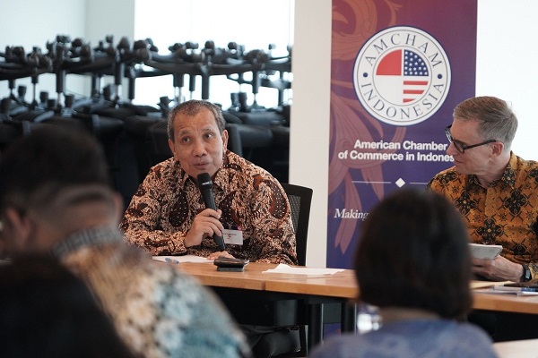 Deputi Bidang Pencegahan dan Monitoring KPK Pahala Nainggolan dan Chair AmCham Indonesia Douglas Ramage. Foto: KPK