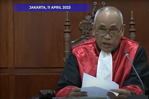 Ketua majelis hakim banding Sugeng Riyono saat membacakan pertimbangan putusan. Foto: Tangkapan layar youtube