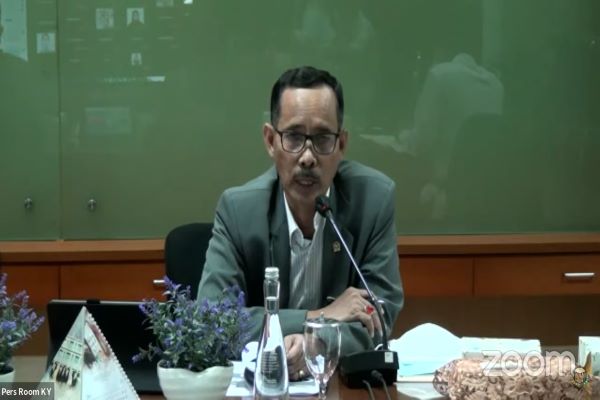Ketua Bidang Pengawasan Hakim dan Investigasi KY Joko Sasmito dalam konferensi pers yang digelar secara hybrid, Rabu (12/4/2023). Foto: FKF