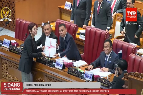 Ketua Pansus RUU Landasan Kontinen Nurul Arifin menyerahkan laporan akhir ke pimpinan rapat paripurna Sufmi Dasco Ahmad di Komplek Gedung Parlemen, Kamis (13/4/2023). Foto: Tangkapan layar youtube